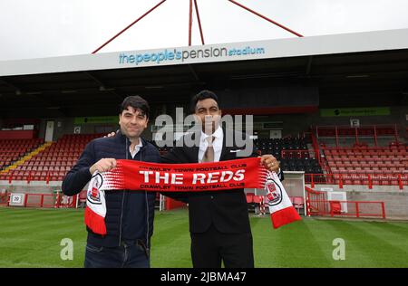 Crawley, Großbritannien. 7.. Juni 2022. Kevin Betsy, der neue Manager des Crawley Town Football Club, und sein Assistent Dan Micciche im Broadfield Stadium. Quelle: James Boardman/Alamy Live News Stockfoto