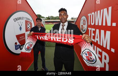 Crawley, Großbritannien. 7.. Juni 2022. Kevin Betsy, der neue Manager des Crawley Town Football Club, und sein Assistent Dan Micciche im Broadfield Stadium. Quelle: James Boardman/Alamy Live News Stockfoto