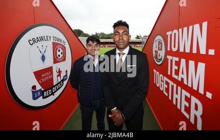 Crawley, Großbritannien. 7.. Juni 2022. Kevin Betsy, der neue Manager des Crawley Town Football Club, und sein Assistent Dan Micciche im Broadfield Stadium. Quelle: James Boardman/Alamy Live News Stockfoto