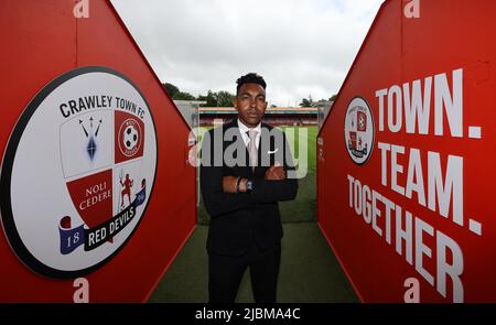 Crawley, Großbritannien. 7.. Juni 2022. Kevin Betsy, der neue Manager des Crawley Town Football Club, und sein Assistent Dan Micciche im Broadfield Stadium. Quelle: James Boardman/Alamy Live News Stockfoto