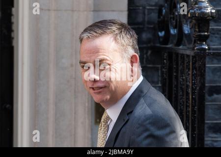 London, Großbritannien. 07.. Juni 2022. Der Staatsminister (Minister ohne Portfolio) im Kabinett Nigel Adams kommt in der Downing Street an, um an der Kabinettssitzung teilzunehmen. Gestern hat der britische Premierminister Boris Johnson die Unterstützung von 211 Abgeordneten der Konservativen Partei während einer Vertrauensabstimmung gewonnen, bei der 148 Abgeordnete gegen seine Führung stimmten, nachdem die Wahl nach der Veröffentlichung von Frau Grays Bericht in Covid-Sperrparteien in der Downing Street ausgelöst wurde. Quelle: Wiktor Szymanowicz/Alamy Live News Stockfoto