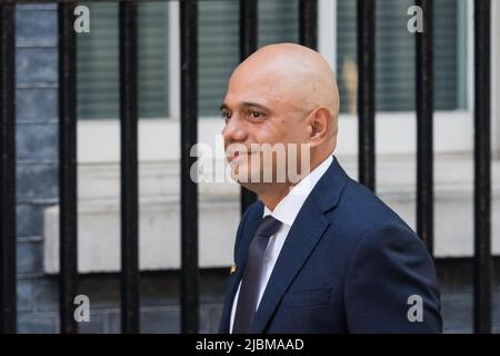 London, Großbritannien. 07.. Juni 2022. Der Staatssekretär für Gesundheit und Soziales Sajid Javid kommt in der Downing Street an, um an der Kabinettssitzung teilzunehmen. Gestern hat der britische Premierminister Boris Johnson die Unterstützung von 211 Abgeordneten der Konservativen Partei während einer Vertrauensabstimmung gewonnen, bei der 148 Abgeordnete gegen seine Führung stimmten, nachdem die Wahl nach der Veröffentlichung von Frau Grays Bericht in Covid-Sperrparteien in der Downing Street ausgelöst wurde. Quelle: Wiktor Szymanowicz/Alamy Live News Stockfoto