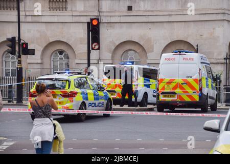 London, Großbritannien. 7.. Juni 2022. Die Polizei evakuierte und sperrte Whitehall aufgrund eines verdächtigen Pakets ab. Kredit: Vuk Valcic/Alamy Live Nachrichten Stockfoto