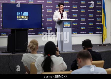 Kiew, Ukraine. 07.. Juni 2022. Kiew, Ukraine - 7. Juni 2022 - die Ständige Vertreterin des Präsidenten der Ukraine in der Autonomen Republik Krim, Tamila Taschewa, hält im Ukraine-Ukrainow-Medienzentrum, Kiew, der Hauptstadt der Ukraine, eine Unterrichtung, eine illegale Inhaftierung und Verurteilung von Journalisten und öffentlichen Journalisten auf der besetzten Krim ab. Dieses Foto kann nicht in der Russischen Föderation verteilt werden. Foto von Hennadii Minchenko/Ukrinform/ABACAPRESS.COM Credit: Abaca Press/Alamy Live News Stockfoto