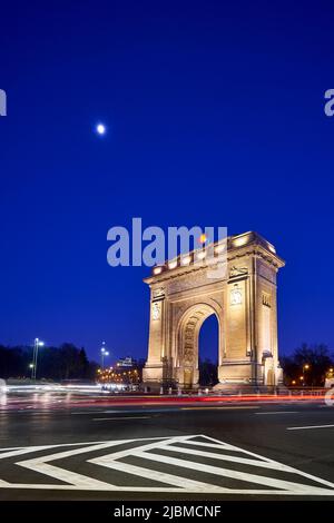 Der Arcul de Triumph, ein Triumvial-Bogen in Bukarest, Rumänien, in der Nacht Stockfoto