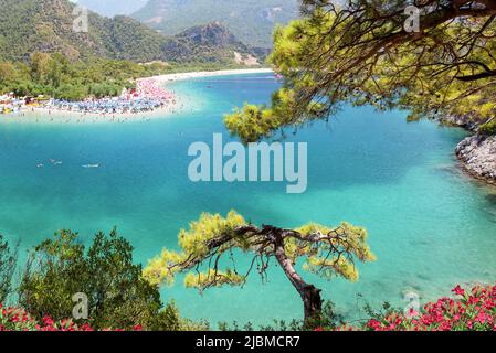 Ein Blick auf die berühmte Blaue Lagune in Oludeniz, Turkiye. Stockfoto