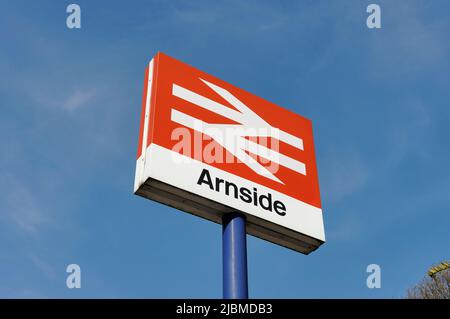 Beschilderung am Bahnhof Arnside Cumbria UK Stockfoto