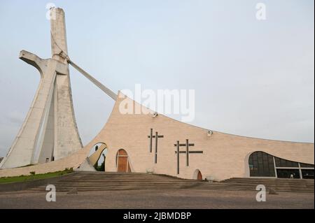 ELFENBEINKÜSTE, Abidjan, Stadtzentrum Plateau, katholische Kathedrale St. Paul erbaut 1985 vom Architekten Aldo Spirito / ELFENBEINKUESTE, Abidjan, Stadtzentrum Plateau, Kathedrale „St. Paul“ baut 1985 von Architekt Aldo Spirito Stockfoto