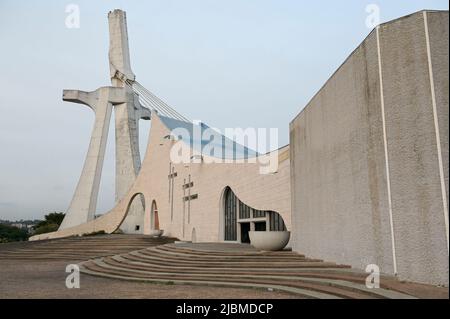 ELFENBEINKÜSTE, Abidjan, Stadtzentrum Plateau, katholische Kathedrale St. Paul erbaut 1985 vom Architekten Aldo Spirito / ELFENBEINKUESTE, Abidjan, Stadtzentrum Plateau, Kathedrale „St. Paul“ baut 1985 von Architekt Aldo Spirito Stockfoto