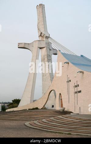 ELFENBEINKÜSTE, Abidjan, Stadtzentrum Plateau, katholische Kathedrale St. Paul erbaut 1985 vom Architekten Aldo Spirito / ELFENBEINKUESTE, Abidjan, Stadtzentrum Plateau, Kathedrale „St. Paul“ baut 1985 von Architekt Aldo Spirito Stockfoto