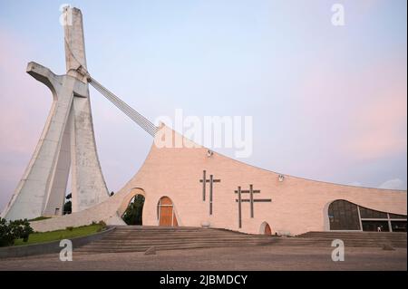 ELFENBEINKÜSTE, Abidjan, Stadtzentrum Plateau, katholische Kathedrale St. Paul erbaut 1985 vom Architekten Aldo Spirito / ELFENBEINKUESTE, Abidjan, Stadtzentrum Plateau, Kathedrale „St. Paul“ baut 1985 von Architekt Aldo Spirito Stockfoto