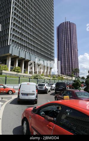 ELFENBEINKÜSTE, Abidjan, Stadtzentrum Plateau, Bürotürme und Verkehr / ELFENBEINKUESTE, Abidjan, Stadtzentrum Plateau, Hochhäuser Stockfoto