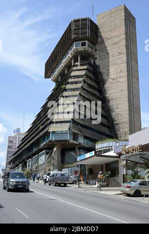 ELFENBEINKÜSTE, Abidjan, Stadtzentrum Plateau, verlassene Gebäude La Pyramid, brutaler Architekturstil, erbaut 1973 von Rinaldo Olivieri / ELFENBEINKUESTE, Abidjan, Stadtzentrum Plateau, verlassenes Gebäude La Pyramide, im Stil des Brutalismus gebaut 1973 von Rinaldo Olivieri Stockfoto