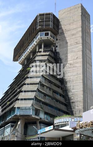 ELFENBEINKÜSTE, Abidjan, Stadtzentrum Plateau, verlassene Gebäude La Pyramid, brutaler Architekturstil, erbaut 1973 von Rinaldo Olivieri / ELFENBEINKUESTE, Abidjan, Stadtzentrum Plateau, verlassenes Gebäude La Pyramide, im Stil des Brutalismus gebaut 1973 von Rinaldo Olivieri Stockfoto