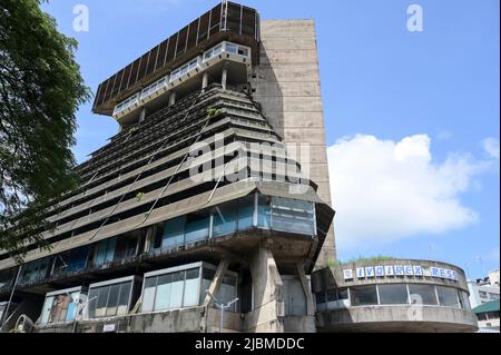ELFENBEINKÜSTE, Abidjan, Stadtzentrum Plateau, verlassene Gebäude La Pyramid, brutaler Architekturstil, erbaut 1973 von Rinaldo Olivieri / ELFENBEINKUESTE, Abidjan, Stadtzentrum Plateau, verlassenes Gebäude La Pyramide, im Stil des Brutalismus gebaut 1973 von Rinaldo Olivieri Stockfoto