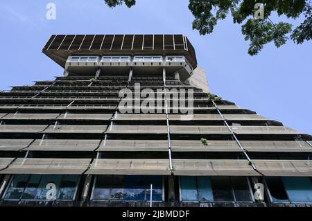 ELFENBEINKÜSTE, Abidjan, Stadtzentrum Plateau, verlassene Gebäude La Pyramid, brutaler Architekturstil, erbaut 1973 von Rinaldo Olivieri / ELFENBEINKUESTE, Abidjan, Stadtzentrum Plateau, verlassenes Gebäude La Pyramide, im Stil des Brutalismus gebaut 1973 von Rinaldo Olivieri Stockfoto