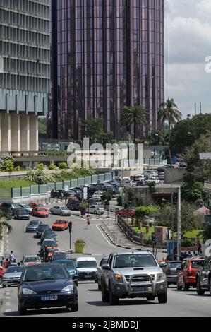 ELFENBEINKÜSTE, Abidjan, Stadtzentrum Plateau, Bürotürme und Verkehr / ELFENBEINKUESTE, Abidjan, Stadtzentrum Plateau, Hochhäuser Stockfoto