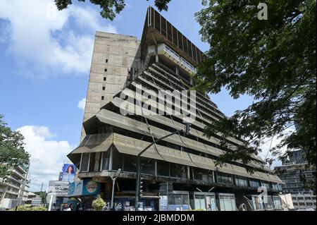 ELFENBEINKÜSTE, Abidjan, Stadtzentrum Plateau, verlassene Gebäude La Pyramid, brutaler Architekturstil, erbaut 1973 von Rinaldo Olivieri / ELFENBEINKUESTE, Abidjan, Stadtzentrum Plateau, verlassenes Gebäude La Pyramide, im Stil des Brutalismus gebaut 1973 von Rinaldo Olivieri Stockfoto