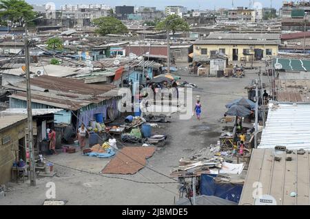 ELFENBEINKÜSTE, Abidjan, Koumassi-Remblais, Slum Divo, Satellitenantenne für Empfang des französischen Pay-TV Canal Plus / ELFENBEINKUESTE, Abidjan, Stadtteil Koumassi-Remblais, Armenviertel Divo Stockfoto