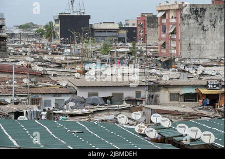 ELFENBEINKÜSTE, Abidjan, Koumassi-Remblais, Slum Divo, Satellitenantenne für Empfang des französischen Pay-TV Canal Plus / ELFENBEINKUESTE, Abidjan, Stadtteil Koumassi-Remblais, Armenviertel Divo Stockfoto