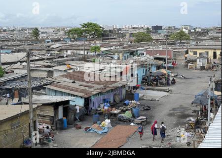 ELFENBEINKÜSTE, Abidjan, Koumassi-Remblais, Slum Divo, Satellitenantenne für Empfang des französischen Pay-TV Canal Plus / ELFENBEINKUESTE, Abidjan, Stadtteil Koumassi-Remblais, Armenviertel Divo Stockfoto