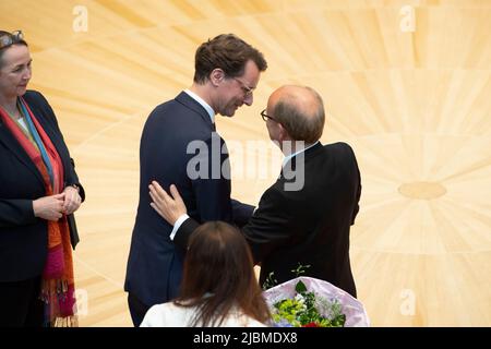 Düsseldorf, Deutschland. 01.. Juni 2022. Andre KUPER, CDU, Präsident des Landtags von Nordrhein-Westfalen, Landesvorsitzender von Nordrhein-Westfalen, rechts, freut sich über seine Wiederwahl, erhält Glückwünsche von Hendrik WUEST, WÃ st, CDU, Ministerpräsident von Nordrhein-Westfalen, konstituierende Sitzung des Landtags von Nordrhein-Westfalen, im landtag von Nordrhein-Westfalen NRW, Düsseldorf am 01.06.2022, Â Credit: dpa/Alamy Live News Stockfoto