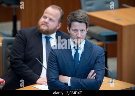 Düsseldorf, Deutschland. 01.. Juni 2022. dr. Martin VINCENTZ, Fraktionschef der AfD-Fraktion, hinter Christian TRITSCHLER, AfD-Fraktion, konstituierende Sitzung des landtags von Nordrhein-Westfalen, im landtag von Nordrhein-Westfalen NRW, Düsseldorf am 1.. Juni 2022, Â Quelle: dpa/Alamy Live News Stockfoto