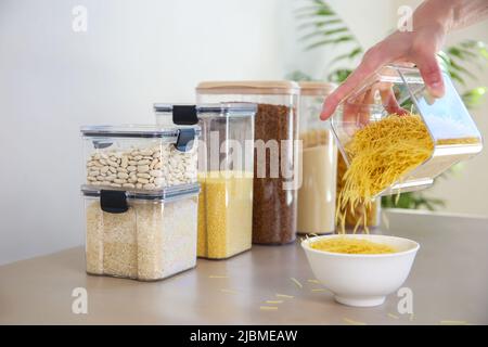 Behälter zur Lagerung von Schüttgütern in der Küche. Stockfoto