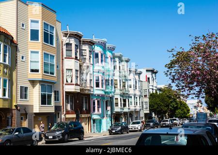 San Francisco, Kalifornien, USA - 28. April 2022 : farbenfrohe Reihenhäuser in der 17. Street Stockfoto