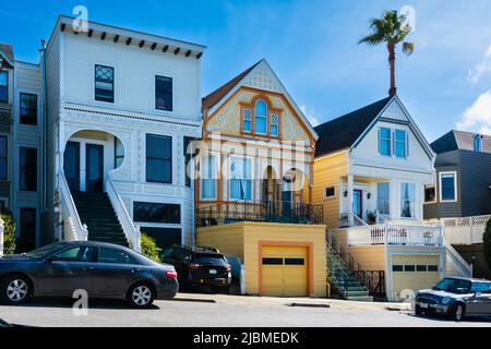 San Francisco, Kalifornien, USA - 23. April 2022 : farbenfrohe Häuser in der Liberty Street Stockfoto