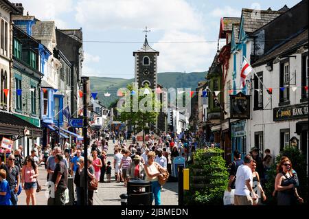 Main Street im Stadtzentrum von Keswick im Seengebiet Cumbria, Großbritannien Stockfoto