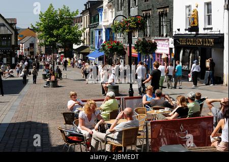 Main Street im Stadtzentrum von Keswick im Seengebiet Cumbria, Großbritannien Stockfoto