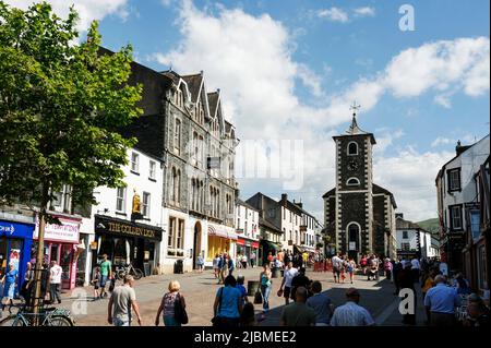 Main Street im Stadtzentrum von Keswick im Seengebiet Cumbria, Großbritannien Stockfoto