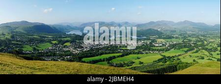 Panoramablick auf das Keswick und Derwent Wasser im Seengebiet Cumbria von Latrigg aus gesehen Stockfoto