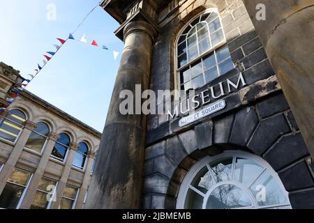 Außerhalb des Lancaster City Museums am Marktplatz im Stadtzentrum von Lancaster Stockfoto