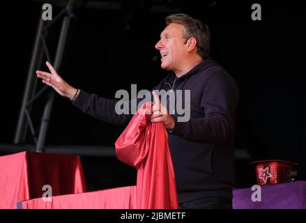 Mr Martin (Kevin Cruise) tritt mit Basil Brush beim Wychwood Festival, Cheltenham, Großbritannien, auf. 4. Juni 2022 Stockfoto