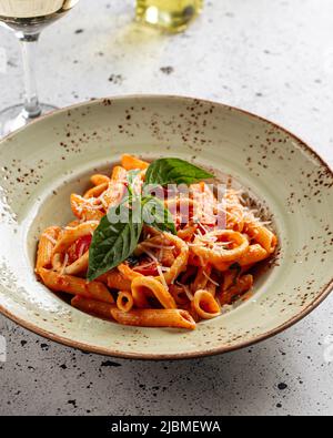 Seitenansicht auf Meeresfrüchte-Penne-Pasta-Gericht Stockfoto