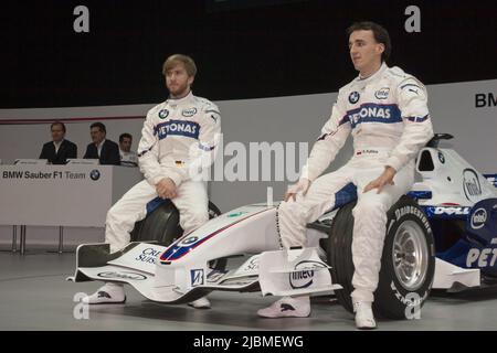 Die Formel-1-Fahrer Nick Heidfeld und Robert Kubica starten den BMW sauber 2007 in Valencia, Spanien. Stockfoto