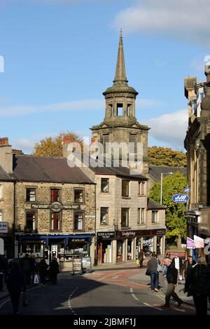 North Street im Stadtzentrum von Lancaster mit Blick auf die redundante St. John the Evangelist Church Stockfoto