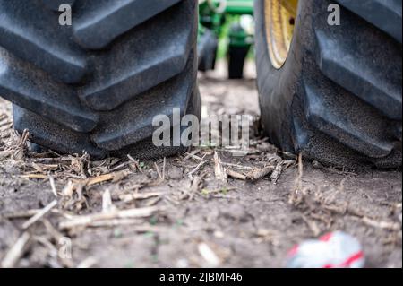 Bodenverdichtung durch Doppeltraktorreifen über oberem Schmutz auf einem leeren Feld vor dem Pflanzen. Stockfoto