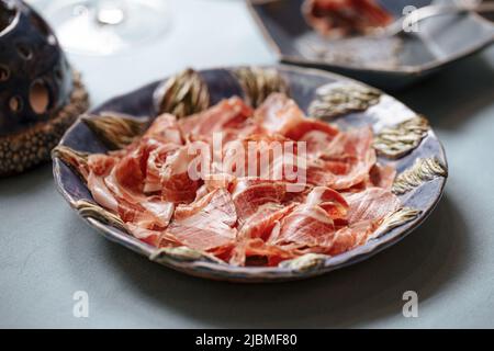 Seitenansicht auf dem Teller mit spanischer Jamon-Vorspeise Stockfoto