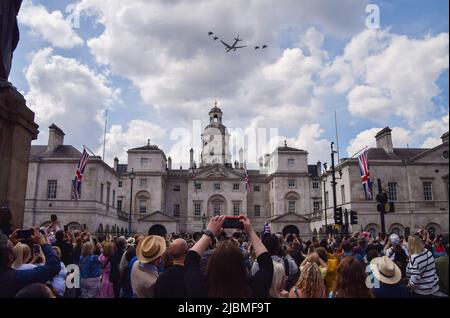 London, Großbritannien. 2.. Juni 2022. Die Menschen beobachten die Parade der königlichen Luftwaffe beim Flipper über der Pferdemarde. Zehntausende Menschen versammelten sich im Zentrum Londons, um das Platin-Jubiläum der Königin am ersten Tag eines besonderen, erweiterten viertägigen Wochenendes anlässlich des 70.. Jahrestages der Thronbesteigung der Königin zu feiern. Stockfoto