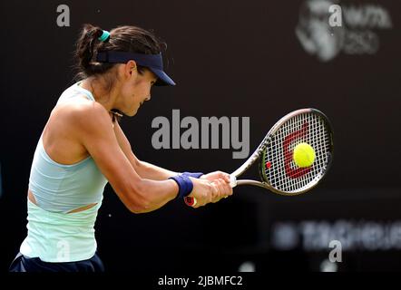 Emma Raducanu im Einsatz gegen Viktorija Golubic am vierten Tag der Rothesay Open 2022 im Nottingham Tennis Center, Nottingham. Bilddatum: Dienstag, 7. Juni 2022. Stockfoto