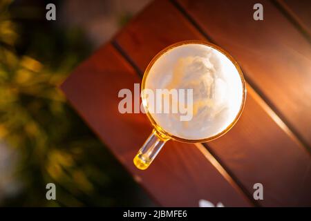 Ein Becher frisches, leichtes Bier auf dem Tisch Stockfoto