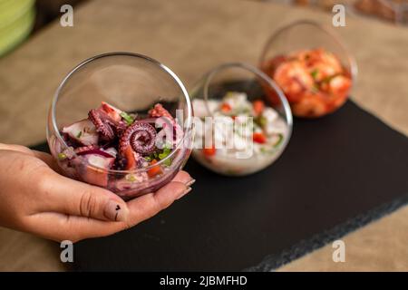 Drei bunte Ceviches, Oktpus, Fische und Garnelen Stockfoto