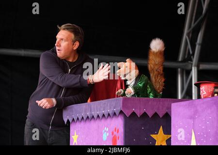 Basil Brush und Mr Martin (Kevin Cruise) treten beim Wychwood Festival, Cheltenham, Großbritannien, auf. 4. Juni 2022 Stockfoto