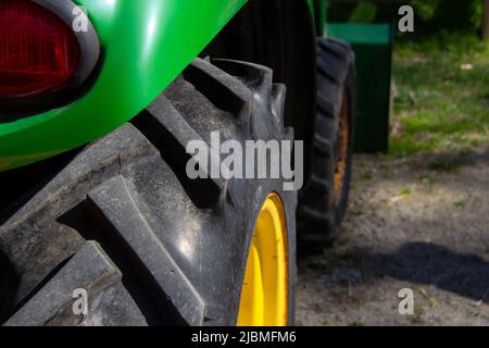 Detail der Hinterräder des Traktors Stockfoto