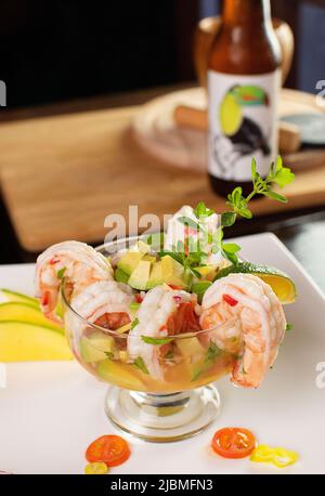 Unglaublicher Garnelencocktail mit einem Bier Stockfoto