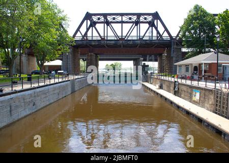 Eisenbahnbrücke über historische Schleuse Stockfoto