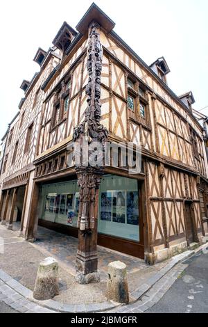 Das sogenannte Haus Abrahams ist das alte Holzhaus (Fachwerk) in Sens. Burgund, Frankreich. Stockfoto